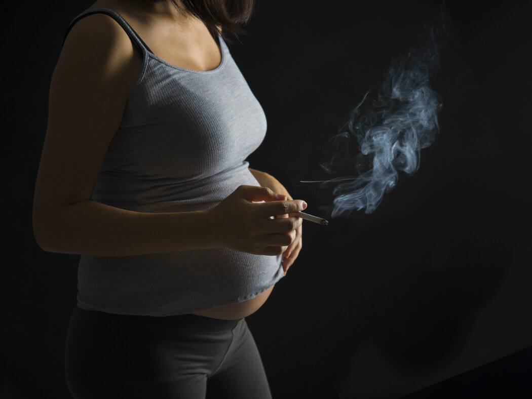 phụ nữ mang thai hút thuốc lá